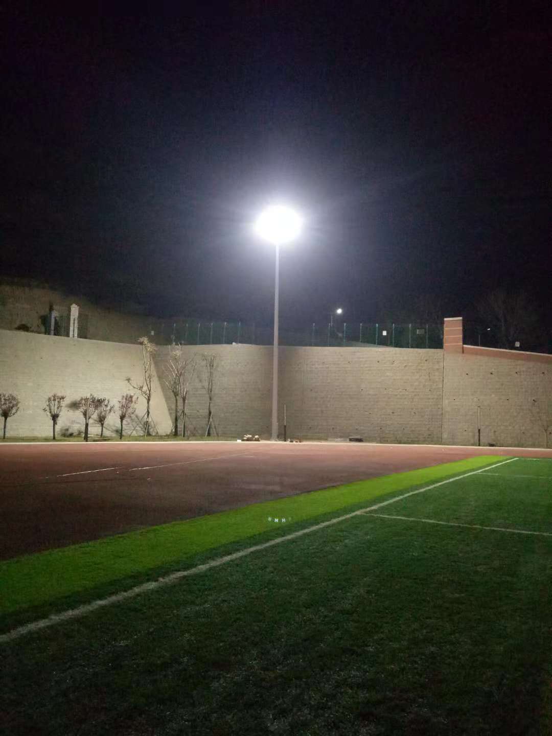 山西大学球场高杆灯安装案例